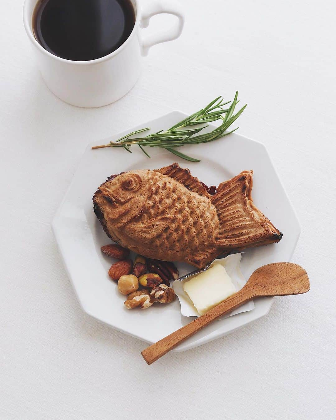 樋口正樹のインスタグラム：「Taiyaki & Nuts 🐟🥜 . 朝ご飯はたい焼きとバター、 ナッツ添えて、＆コーヒー。 なんとなくのローズマリー🌿 . たい焼きは冷凍常備してる 学大の目黒ひいらぎさんの😋 . ２枚目は一昨日のおやつの 目黒ひいらぎさんのかき氷 抹茶金時、この夏も美味し👍 . . . #朝菓子 #たい焼き #たいやき #ミックスナッツ #ナッツ #ローズマリー #朝コーヒー #taiyaki #nuts #mixnuts」