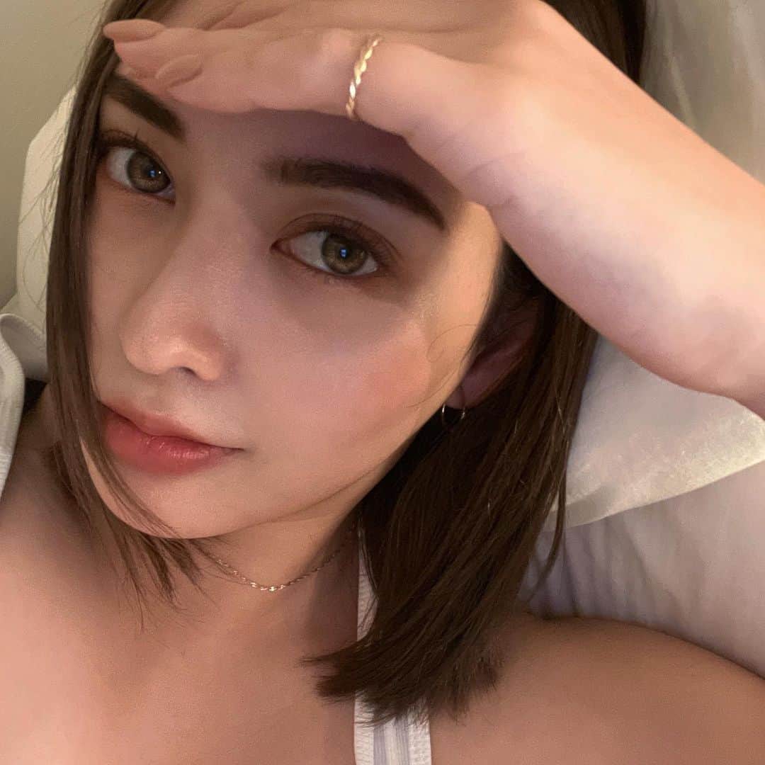 のインスタグラム：「G O O D  M O R N I N G 🩵 たまにはセルフィー。 (あまり撮らなくなったのと、これはフィルターいれてますぅ〜カラコンいれてるぽくなったが...)  あと髪色も暗くしたし @regen_lab_ で髪質改善しながら髪も伸ばし中です。  マツパも @mai_shinma  さんいないとダメ。メンテの予約なかなかとれないと泣きそうになるレベルです。笑」