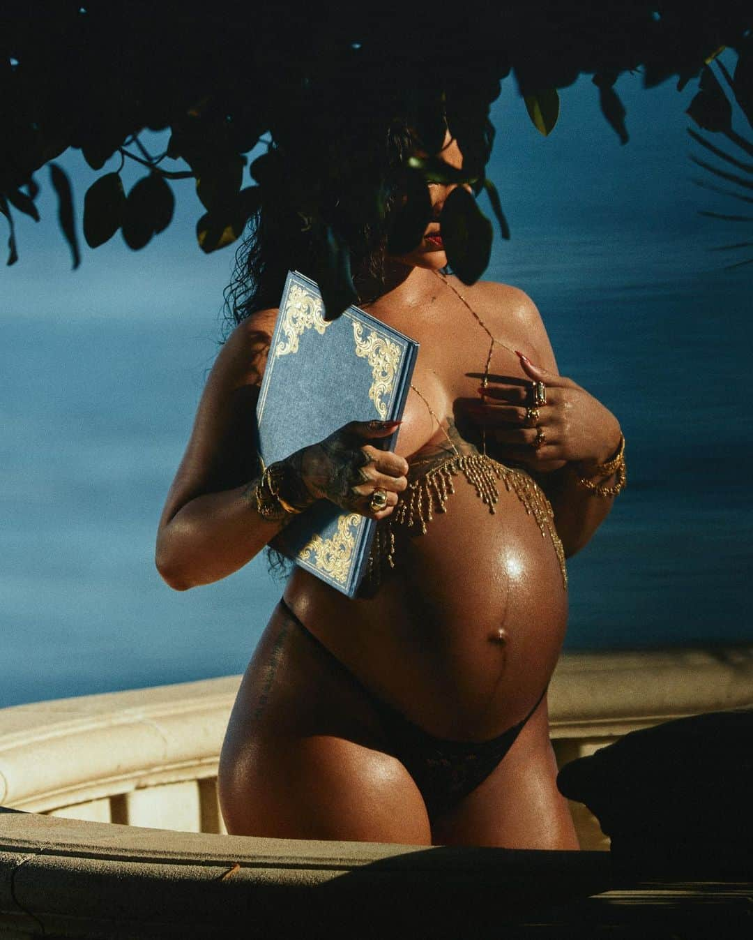 リアーナさんのインスタグラム写真 - (リアーナInstagram)「here’s a little series I call  “Rub on ya titties”   in honor of my first pregnancy, embracing motherhood like a g, and the magic that this body made! Baby RZA… he in there not having a clue how nuts his mama is, or how obsessed he was bout to make me #maternityshoot2022 #tobecontinued」5月19日 8時12分 - badgalriri