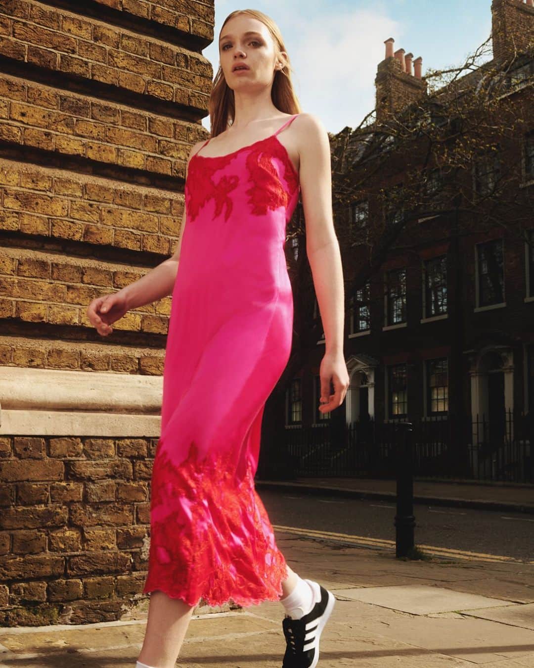 トップショップのインスタグラム：「Places to be.  The satin and lace cami dress [125013447]」