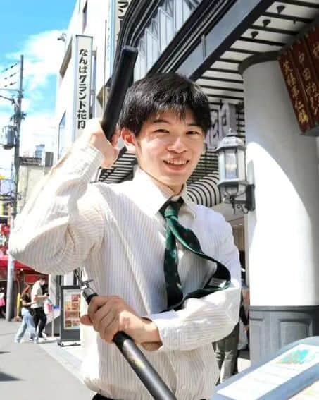 のインスタグラム：「どうも ヌンチャク王子の住吉大和ですぅ〜 イベント見に来て下さいね🙏 場所:イエスシアター(なんばグランド花月の横) 料金:2000円  #ヌンチャク #ブルースリー #ブルース・リー #吉本新喜劇 #セカンドシアター新喜劇 #セカンドシアター」