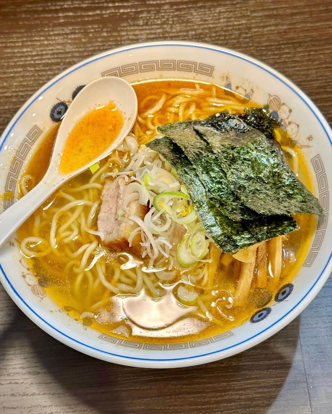 のインスタグラム：「今日は『えーちゃん食堂』がオープンしてから初めての限定で、甘えびを30kg使って一杯に44匹の海老が入っている「甘えびラーメン」1,400円。 一口スープを飲むと大量の海老が押し寄せてくるような海老感！めちゃくちゃ美味しかった！もちろんスープ完飲！ ⁡ 朝7時過ぎには開いていたようで7時39分に着いたら店内満席で店の外に8人の行列。しばらくして食べ終わったラーメン評論家の大崎裕史さんが出てきました。みんな早いな〜  #えーちゃん食堂 #具義ラーメン2023 #具義不動前2023 #具義目黒2023」