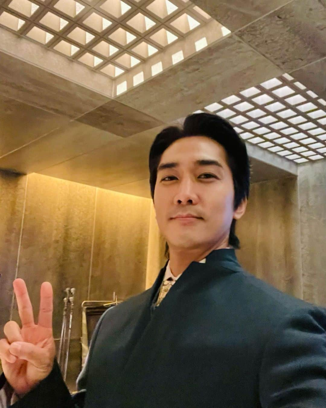 ソン・スンホンのインスタグラム：「류석 대표님✌🏻  #택배기사 #blackknight  @netflixkr  @netflix @netflixkcontent」