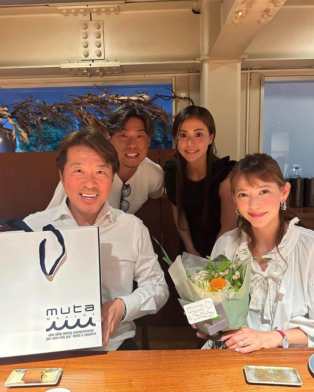 箕輪玖美さんのインスタグラム写真 - (箕輪玖美Instagram)「tacubo🍽️🇮🇹 ・ ・ 安定の美味しさ✨ 友人達と楽しい宴🥂😊 ・ ・ 主人のお誕生日サプライズで、タクボさんからお花💐と友人からプレゼント🎁が🥹 ・ ・ 顔馴染みになって来ると、サプライズのお祝いまでして下さるなんて…お気遣いに主人も大喜び✨ 皆様ありがとうございました😊 ・ ・ 次回の予約は11月♪ 予約困難店のtacubo、現在新規予約は受け付けていらっしゃらないそうなので、次回はどなたをお誘いしようかな〜と考えるのも楽しい☺️  #tacubo #代官山グルメ #イタリアン #ミシュラン一つ星 #美味しい物好きな人と繋がりたい #予約困難店 #食いしん坊 #instagourmet #daikanyama #italian #感謝 #ご馳走様でした #アラフィフ女子 #箕輪玖美」5月19日 8時27分 - kumi.111