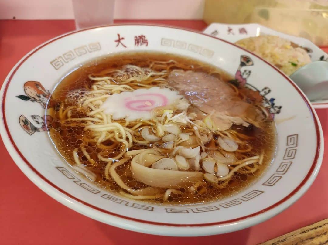 つけMen野郎のインスタグラム：「半チャーハン+ラーメン 中華料理 大鵬 南砂ランチに町中華大鵬。平日昼間だったけど昼からアイスペール使ってまったり呑みしている方や、瓶ビールやってる女子が居たりで、かなり黒帯な町中華店。ラーメンはちゃんと油分もあり、醤油タレも効いておいしい。麺は低加水めでザクッと感があり、これはまた良し。チャーハンも刻んだナルトの風味を皮切りに、しっとりパラ中間でおいしかった。こちらの半チャンラーメン好きだなぁ。」