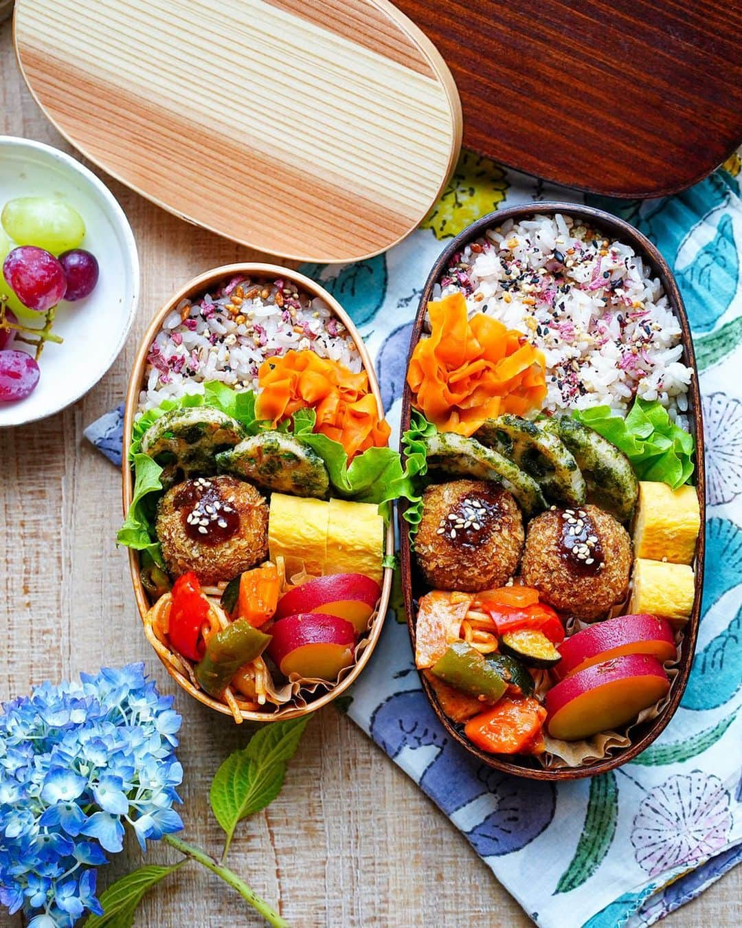 Ayaのインスタグラム：「今日のお弁当🍱  おはようございます😊  晩ご飯を撮る時間がなかなかないので、 晩ご飯のおかずを入れた、今日のお弁当をアップ🤣  コロッケ ラタトゥイユソースパスタ 卵焼き れんこんの磯辺焼き 人参のきんぴら さつまいものレモン煮  昨日の晩ご飯のコロッケ😆 やっぱり新玉新じゃがで作るコロッケは甘みも増して美味しい😍  ストーリーにのせたラタトゥイユソースは、とりあえず余り野菜を消費したくて作りましたが、パスタにしました😆  さすがに昨夜のあら炊きを入れるのは控えました笑  今週はあっという間すぎて、今日が金曜日ということにびっくり🤣  税金関係がやっぱり今年も届いて😂 #当たり前 支払いが沢山💸  なにかと学校や部活関係の支払いも、さらに地区の年会費までも…5月に集中しすぎ🙃  雨降りのスタートになりましたが、今日はお天気が回復したらよいな☀️  それでは、よい一日をお過ごしください🥰  #手作り#手作り弁当#お弁当#お昼ごはん#コロッケ#ラタトゥイユパスタ #フーディーテーブル#おうちごはんlover #マカロニメイト#ロカリ  #homemade#homemadefood#lunch#lunchbox#foodie#foodpics#foodstagram#foodporn#igersjp」