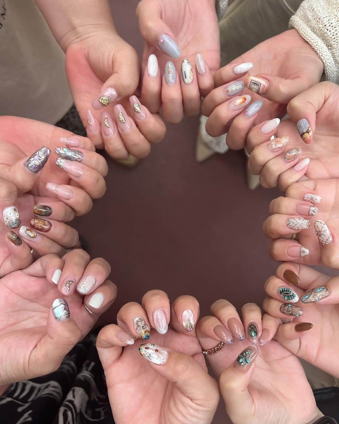 mananailsのインスタグラム：「BWJに向けて可愛く仕上がったみんなのネイル💅🏼💕 ステージデモ全デザインが誰かの爪にいるよ💓  スタッフ全員集まったのでお休みを頂いて Disney遠足へ行きました🏰 子供たちもみんなで楽しめました🐭💕 ただいま産休中のスタッフが3名いるので、 来年からはbabyメンバーも増えるのが今から楽しみだ👶🏻👶🏻👶🏻💖」
