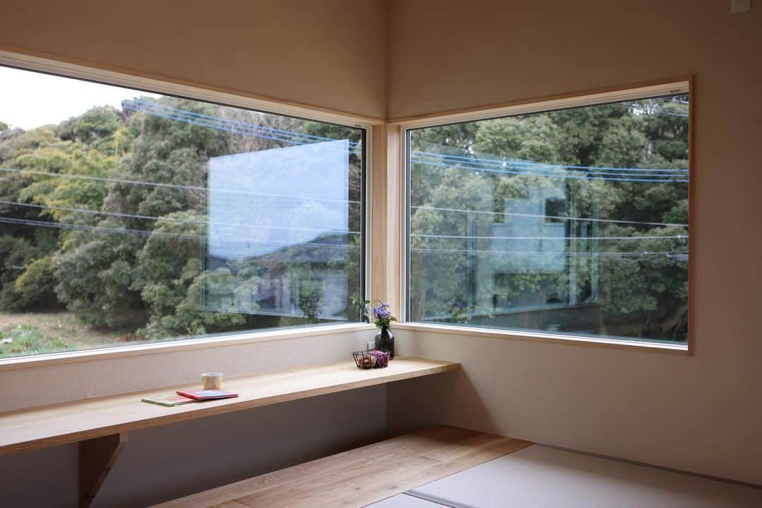 安成工務店さんのインスタグラム写真 - (安成工務店Instagram)「キッチンに面した小上がりの畳ダイニング。L字に設けた窓から外の緑を眺める美しい空間。食事のほかに家事スペースや書斎、お昼寝スペースとしても幅広く活躍します。  more photos…@yasunari_komuten  ...............  💡暮らしの中の“ちょっといいな”を集めました @yasunari_life  💡安成工務店がご提案する家具ショップ @ecoshop_com  ...............  #畳リビング #畳ダイニング #小上がり和室 #家事スペース#安成工務店 #yasunari #工務店 #注文住宅 #住宅 #木の家 #木造 #一戸建て #新築 #マイホーム #省エネ住宅 #エネルギー自給 #自然素材 #OMソーラー #家 #無垢材 #山口県 #福岡県 #季節を楽しむ #津江杉 #珪藻土 #輪掛乾燥材 #家造り #和モダン #カッコイイ家 #小上がり」5月19日 8時31分 - yasunari_komuten
