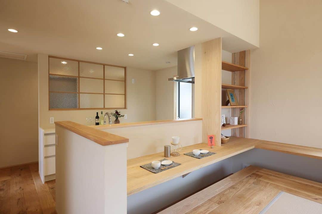 安成工務店さんのインスタグラム写真 - (安成工務店Instagram)「キッチンに面した小上がりの畳ダイニング。L字に設けた窓から外の緑を眺める美しい空間。食事のほかに家事スペースや書斎、お昼寝スペースとしても幅広く活躍します。  more photos…@yasunari_komuten  ...............  💡暮らしの中の“ちょっといいな”を集めました @yasunari_life  💡安成工務店がご提案する家具ショップ @ecoshop_com  ...............  #畳リビング #畳ダイニング #小上がり和室 #家事スペース#安成工務店 #yasunari #工務店 #注文住宅 #住宅 #木の家 #木造 #一戸建て #新築 #マイホーム #省エネ住宅 #エネルギー自給 #自然素材 #OMソーラー #家 #無垢材 #山口県 #福岡県 #季節を楽しむ #津江杉 #珪藻土 #輪掛乾燥材 #家造り #和モダン #カッコイイ家 #小上がり」5月19日 8時31分 - yasunari_komuten