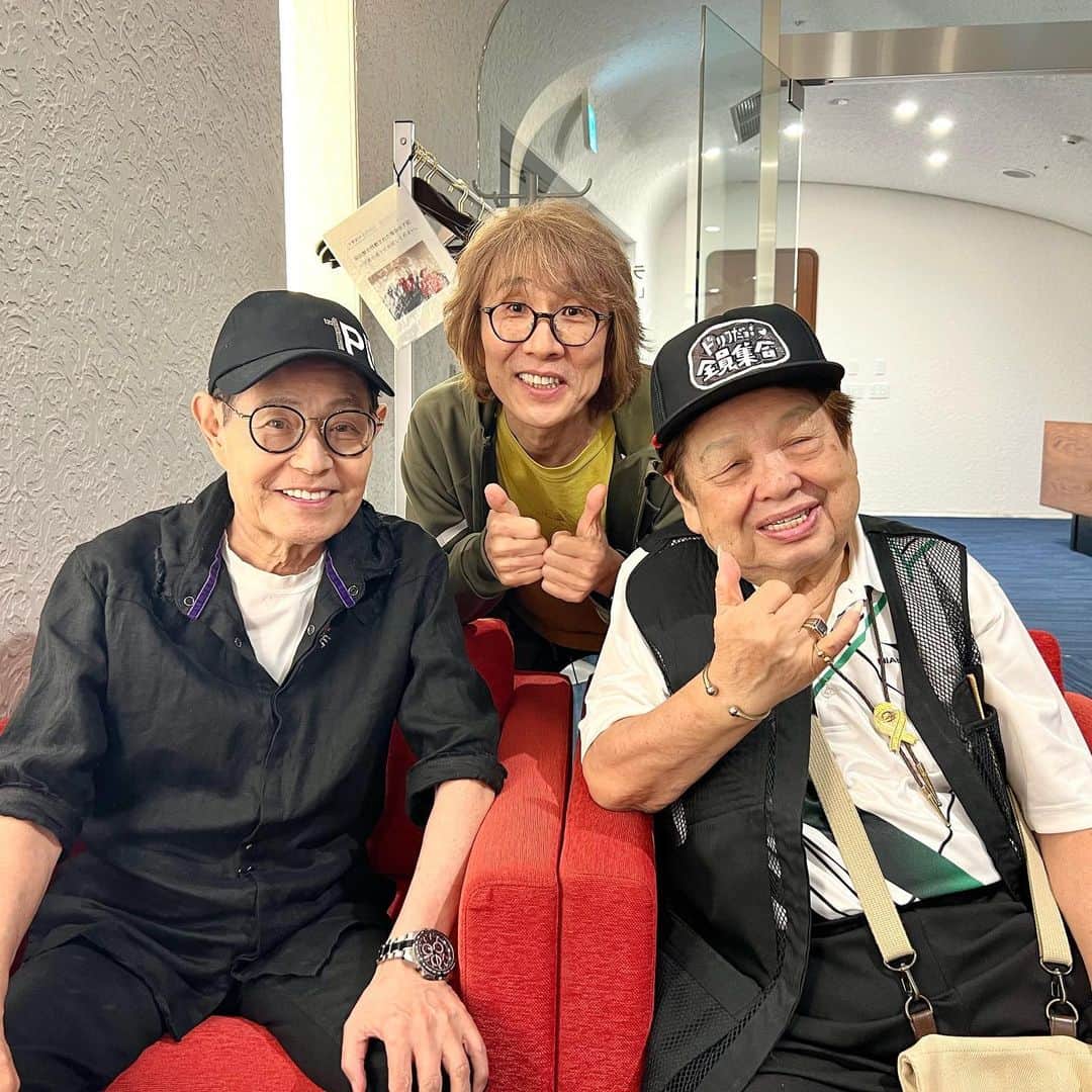坂崎幸之助さんのインスタグラム写真 - (坂崎幸之助Instagram)「何と❣️まさかの出会いが🤣  先日、ももいろクローバーZの結成15周年ライブにお邪魔したところ、楽屋でドリフターズの高木ブーさんと加藤茶さんにお会いしました😄 ブーさんは以前ケイトラにも来て頂いたり、とても親しくさせて頂いてましたが、長いことご無沙汰してしまっていました。加藤さんはほぼ初対面でしたが、とっても優しくして頂き、開演前にも関わらず、音楽やコントの話し、ビートルズの武道館公演の裏話しなど、たくさん聞かせて頂きました🤩 そして、一緒に何かやりたいね、と最上級の嬉しいお言葉も🤣  終演後はももクロの4人も加わり大騒ぎ😝 お二人との新たな出会いに大感謝です😂  そして、改めてももクロ結成15周年おめでとう🎊㊗️  #ドリフターズ #ドリフ #高木ブー #加藤茶 #ブーさん #カトちゃん #ももクロ #MCZ #百田夏菜子 #玉井詩織 #佐々木彩夏 #高城れに #15周年 #モリフ #まさかの出会い #大先輩 #90歳 #80歳 #まだまだ現役 #69歳 #まだまだヒヨッ子 #感謝 #iPhone13Pro   #さあ今日は仙台公演😃 #盛り上がって行くぞぉ〜💪💪 #行ってきまぁぁぁす😻  #明日は #ミュージックフェア」5月19日 8時33分 - kohnosukesakazaki