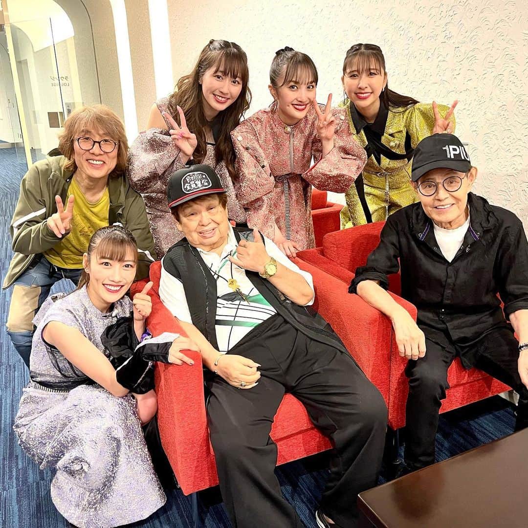 坂崎幸之助さんのインスタグラム写真 - (坂崎幸之助Instagram)「何と❣️まさかの出会いが🤣  先日、ももいろクローバーZの結成15周年ライブにお邪魔したところ、楽屋でドリフターズの高木ブーさんと加藤茶さんにお会いしました😄 ブーさんは以前ケイトラにも来て頂いたり、とても親しくさせて頂いてましたが、長いことご無沙汰してしまっていました。加藤さんはほぼ初対面でしたが、とっても優しくして頂き、開演前にも関わらず、音楽やコントの話し、ビートルズの武道館公演の裏話しなど、たくさん聞かせて頂きました🤩 そして、一緒に何かやりたいね、と最上級の嬉しいお言葉も🤣  終演後はももクロの4人も加わり大騒ぎ😝 お二人との新たな出会いに大感謝です😂  そして、改めてももクロ結成15周年おめでとう🎊㊗️  #ドリフターズ #ドリフ #高木ブー #加藤茶 #ブーさん #カトちゃん #ももクロ #MCZ #百田夏菜子 #玉井詩織 #佐々木彩夏 #高城れに #15周年 #モリフ #まさかの出会い #大先輩 #90歳 #80歳 #まだまだ現役 #69歳 #まだまだヒヨッ子 #感謝 #iPhone13Pro   #さあ今日は仙台公演😃 #盛り上がって行くぞぉ〜💪💪 #行ってきまぁぁぁす😻  #明日は #ミュージックフェア」5月19日 8時33分 - kohnosukesakazaki