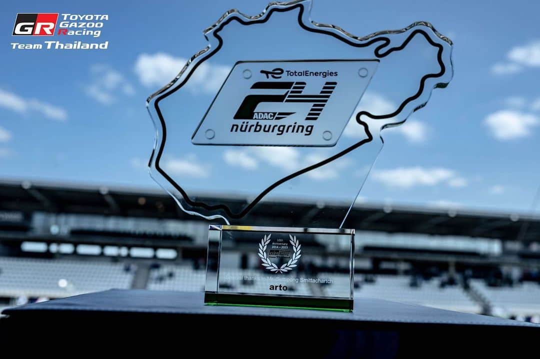 Toyota team thailandさんのインスタグラム写真 - (Toyota team thailandInstagram)「🚗🇹🇭10th Anniversary TGRTT x 24h Race Nürburgring ผู้จัดการแข่งขัน ADAC ให้เกียรติมอบโล่ครบรอบ 10 ปี และ "ขอบคุณ" อาร์โต สุทธิพงศ์ สมิตชาติ กับการผลักดันมอเตอร์สปอร์ตไทยให้ได้มายืนและคว้าแชมป์ในสนามแข่งรายการระดับโลก ทำให้ทีมไทยเป็นที่รู้จักทั้งในเรื่องความสามารถ และยังได้เผยแพร่วัฒนธรรมไทยสู่สายตาแฟนมอเตอร์สปอร์ตทั่วโลก  และในปีนี้ 51th ADAC 24h Race Nürburgring วันที่ 18-21 พฤษภาคมนี้ กับการป้องกันแชมป์โลกสมัยที่ 4 รายการมาราธอนสุดโหด 24 ชั่วโมง Nürburgring สนามแข่งขันในตำนานตั้งอยู่ที่เมืองนูร์เบอร์ก ประเทศเยอรมนี ที่นักแข่งและทีมแข่งรถยนต์ทั่วโลกอยากจะไปสัมผัสประสบการณ์ความท้าทาย ความหฤโหดและอันตรายเป็นอันดับต้นๆ ของโลก กับความยาวสนามกว่า 25 กม. 73 โค้ง  กับการครบรอบ 10 ปี ของทีมกับการเดินทางไปลงแข่งขันในสนาม Nürburgring สร้างผลงานและชื่อเสียงมากมายให้กับประเทศ ยกระดับวงการมอเตอร์สปอร์ตไทยให้เป็นที่รู้จักในระดับโลก TGRTT จะใช้รถ TOYOTA Corolla Altis GR Sports 2 คัน หมายเลข 119 ขับโดย arto, MadCow, Man, Ton และ 120 ขับโดย Jum, Hong, Kawamura และ Glarr ที่จะลงแข่งเป็นปีแรก โดยในปีนี้จะมีทีมร่วมลงแข่งขัย 136 ทีมด้วยกัน ร่วมเป็นส่วนหนึ่งในความสำเร็จของคนไทยในวงการมอเตอร์สปอร์ตระดับโลก🇹🇭 เชียร์พวกเราได้ที่นี้ หรือ Facebook & YouTube ของ 24h. Nürburgring มีภาษาอังกฤษให้เลือกชมด้วยนะครับ 🕝 Friday 19th May 2023: 17:00 - 19:45: Top Qualifying (LIVE) + Recording of the 24h Qualifiers 🇹🇭รอบ Qualifying Race 22:00น. 🕝 Saturday 20th May 2023: From 14:45: 24h Nürburgring LIVE until Sunday, 16:40 o'clock (continuously) 🇹🇭เริ่มแข่ง 21:00น.」5月19日 8時34分 - toyotagazooracingteamthailand