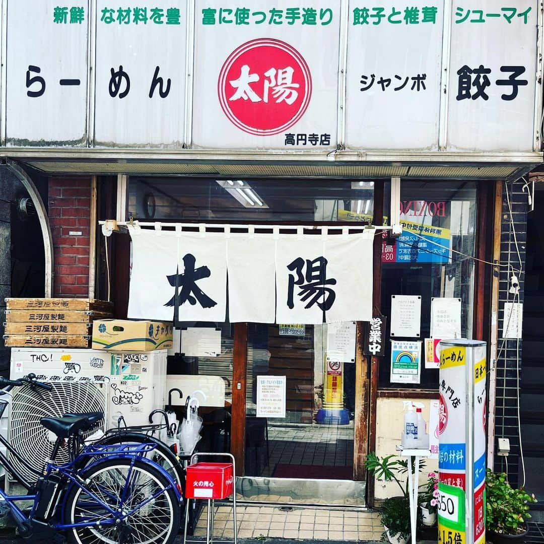 渡辺祐さんのインスタグラム写真 - (渡辺祐Instagram)「高円寺「太陽」実は南口の「味楽」を目指すも臨時休業。で、 #ミニワンタン麺 #半チャーハン 。ナルトを刻んで炒飯に入れるのって誰が考えたんですかね。 #順列組合せ」5月19日 8時39分 - task_watanabe