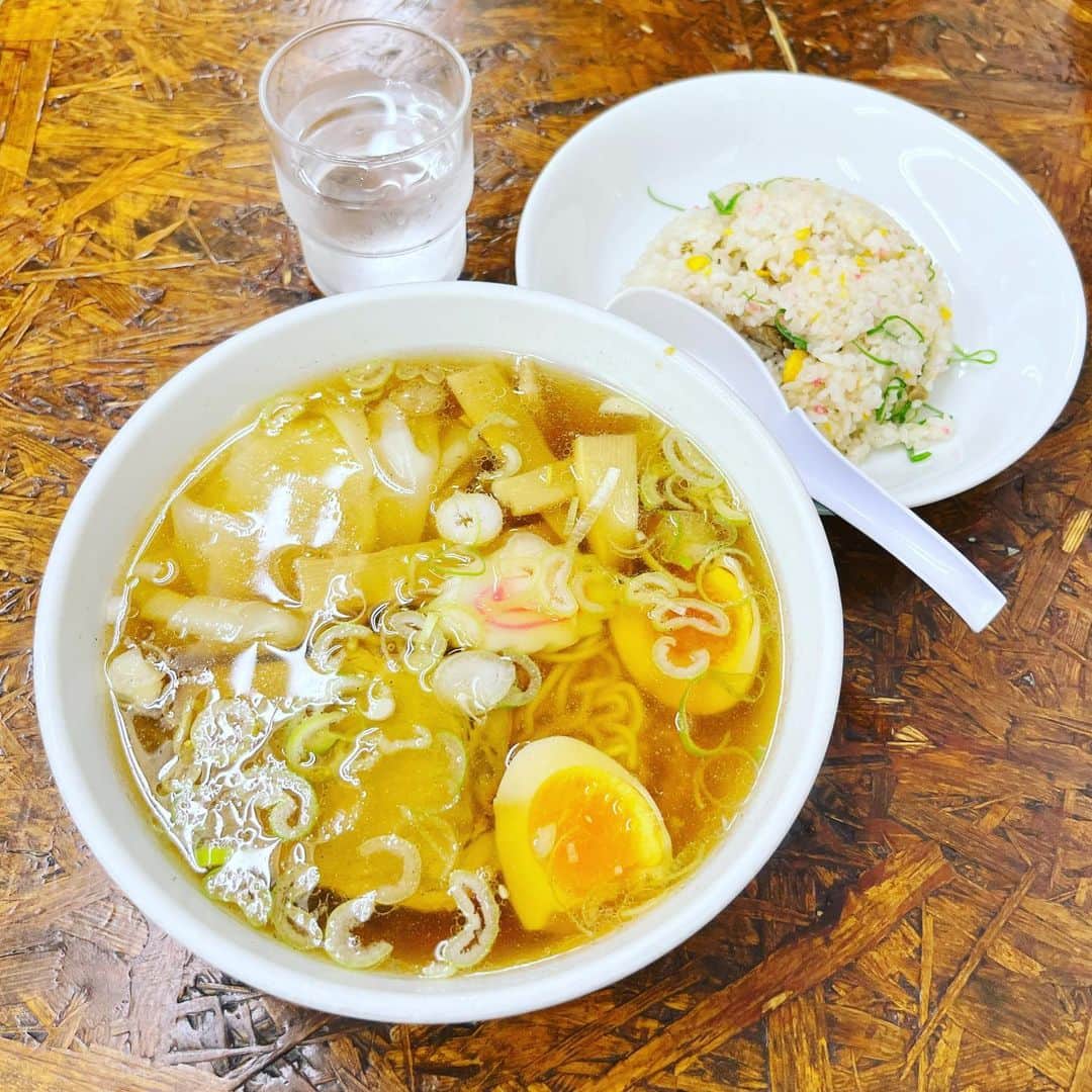 渡辺祐のインスタグラム：「高円寺「太陽」実は南口の「味楽」を目指すも臨時休業。で、 #ミニワンタン麺 #半チャーハン 。ナルトを刻んで炒飯に入れるのって誰が考えたんですかね。 #順列組合せ」