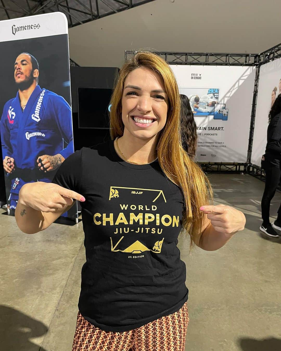 マッケンジー・ダーンのインスタグラム：「World Champion Mackenzie Dern is here at the Worlds! Watch all matches live on @flograppling.」