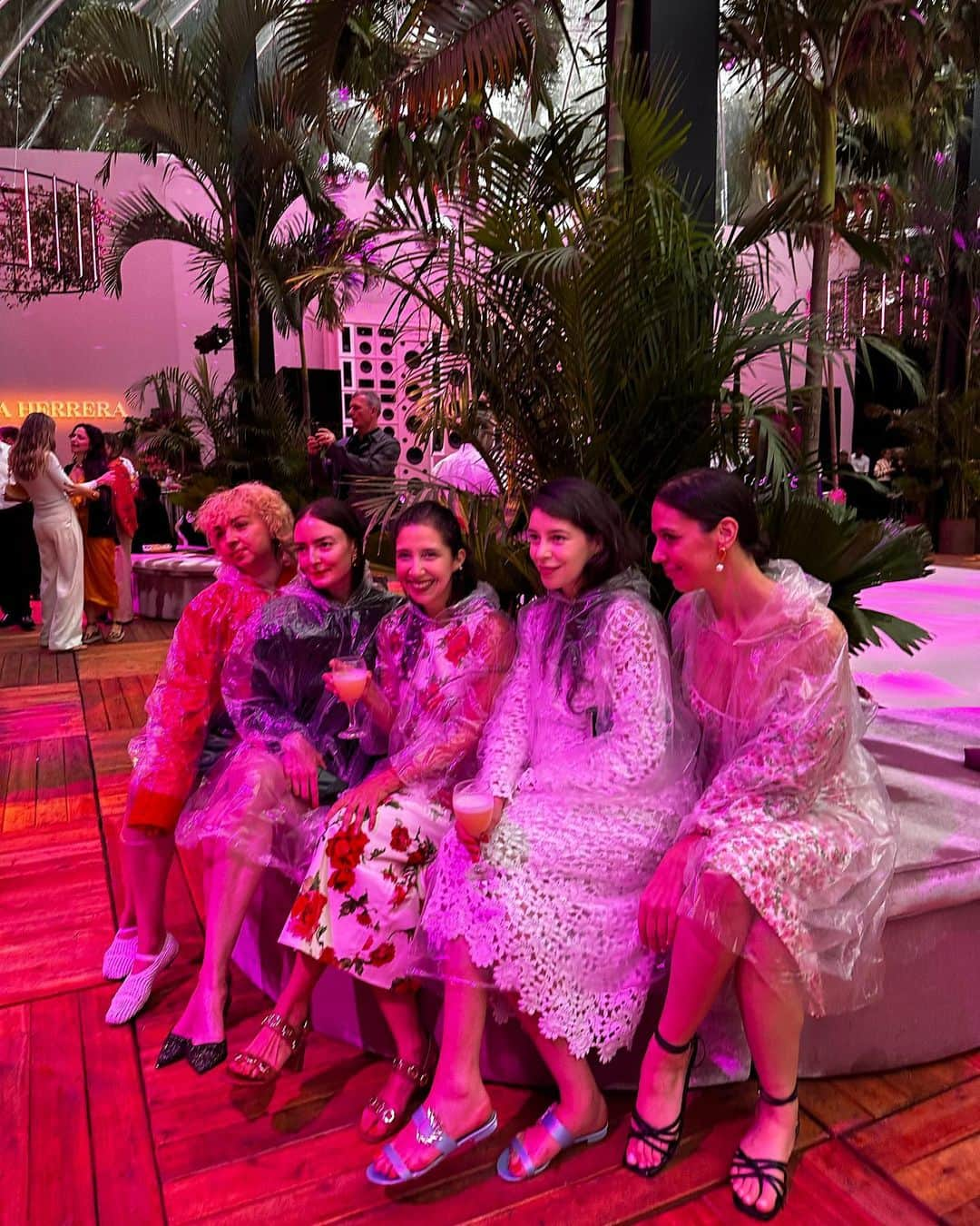 Macarena Achagaさんのインスタグラム写真 - (Macarena AchagaInstagram)「🌈 @carolinaherrera fashion show en riooooo  #carolinaherreraresort24 #herrerainrio」6月3日 4時20分 - macabeso