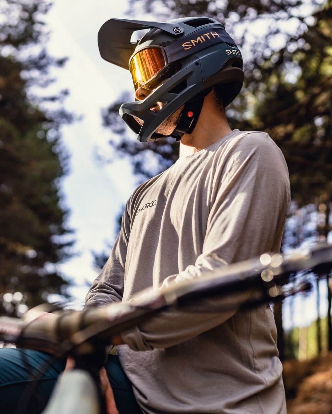 Smithのインスタグラム：「Riders, meet Loam MTB 🤝  Loam is designed to deliver top-notch performance without breaking the bank. Built out with a durable frame, fog-resistant lenses, and a low nose bridge for an excellent field of vision, they provide the perfect balance of protection and affordability. Whether you're starting your mountain biking journey or want to save cash, Loam MTB has you covered.」