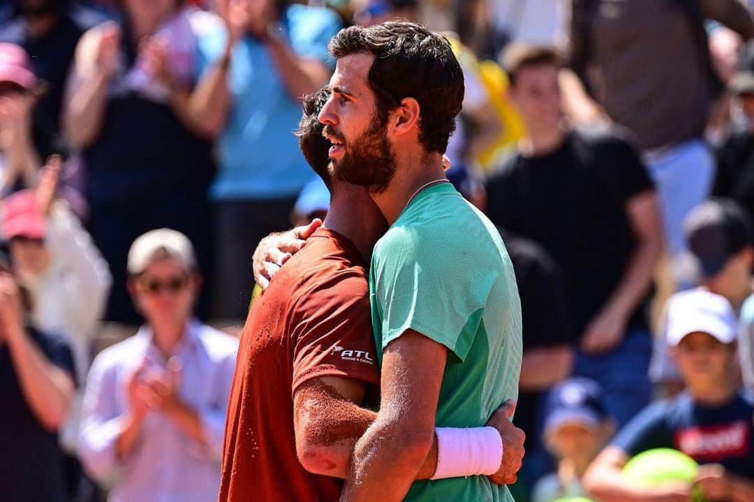 カレン・ハチャノフのインスタグラム：「What a crazy battle was today🔥 Thanasi @the_kokk1 you are great guy and playing top level 🤝 R4 next 🔜🧡 @rolandgarros」