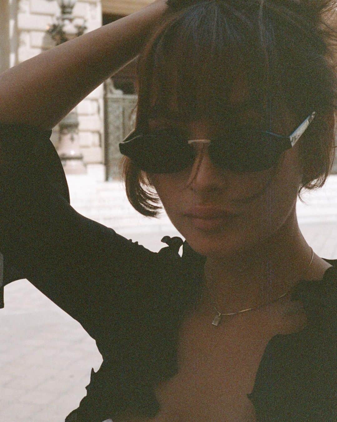 テイラー・ラシェのインスタグラム：「teaser film from my my new sunglass collab with @lu.goldie launching next thursday! stay tuned ♥」