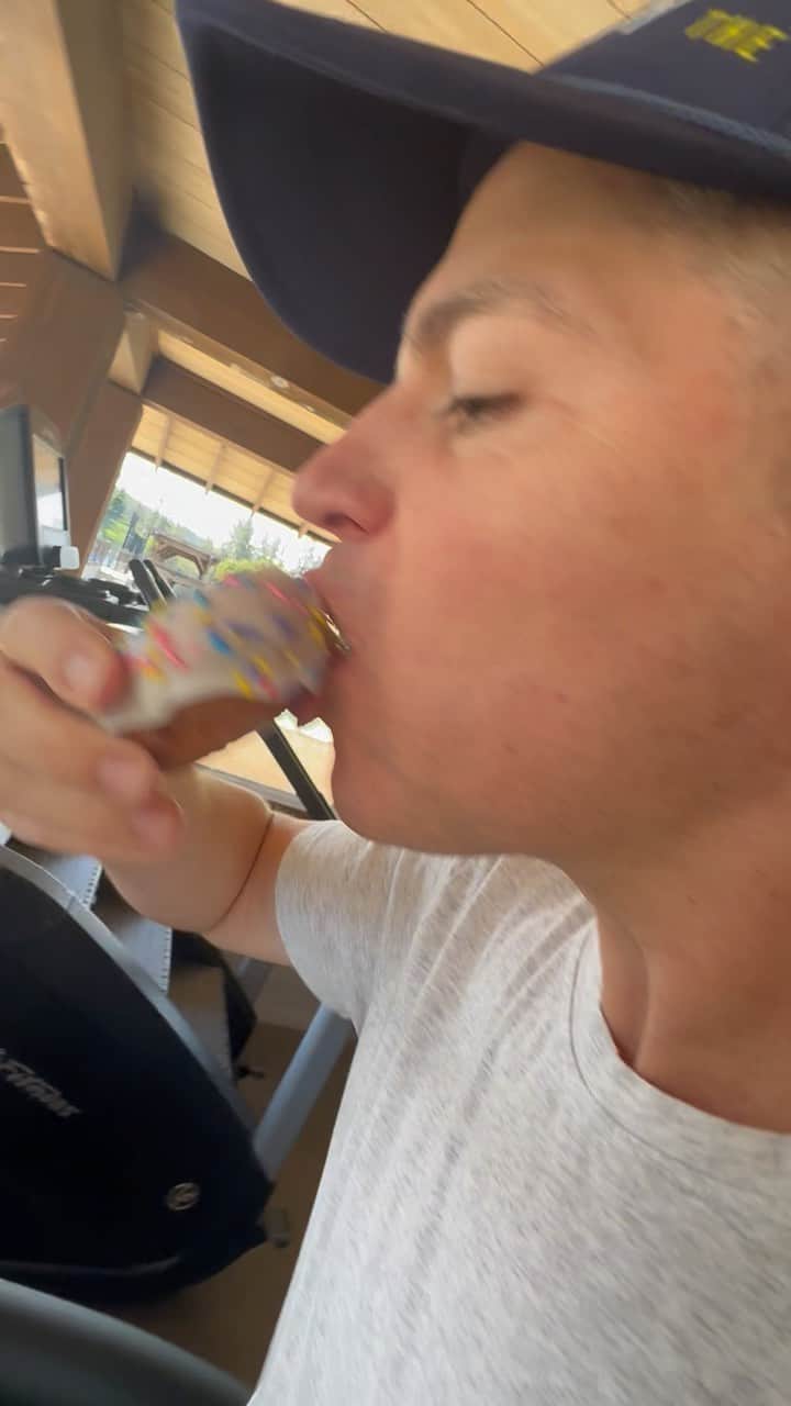 ジェイソン・ケネディのインスタグラム：「Happy National Donut Day」