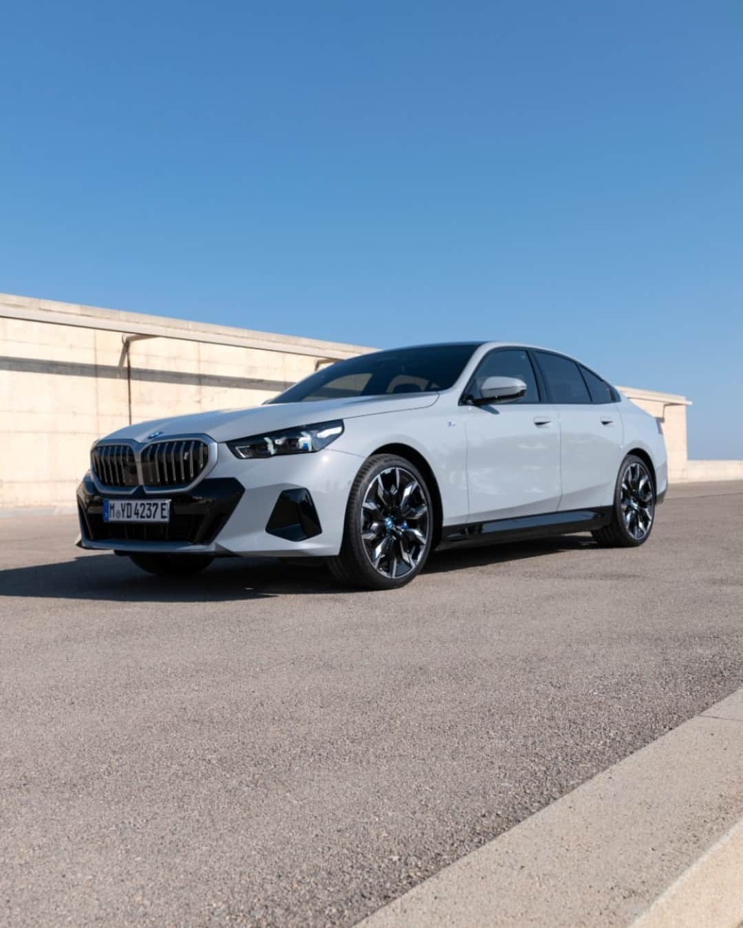 BMWのインスタグラム：「Modern reinterpretation of the classic look. A design language that balances elegance and presence.   THE NEW BMW i5.  #THENEWi5 #THEi5 #BMW #BMWi #BornElectric #BMWElectric __ BMW i5 eDrive40​*: Combined power consumption: 18.9–15.9 kWh/100 km. Combined CO2 emissions: 0 g/km. Electric range: 497–582 kilometers. All data according to WLTP. * Preliminary data; no homologation figures available yet. Further info: www.bmw.com/disclaimer」