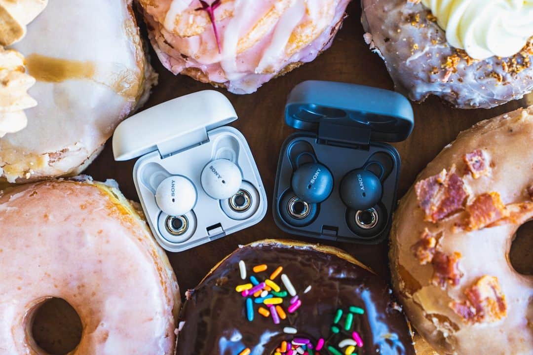 sonyさんのインスタグラム写真 - (sonyInstagram)「Someone get us a napkin cause we're drooling...National Donut Day has never looked or sounded better with our LinkBuds. The best things in life are circles after all🍩 #MySony #DonutDay」6月3日 3時11分 - sonyelectronics