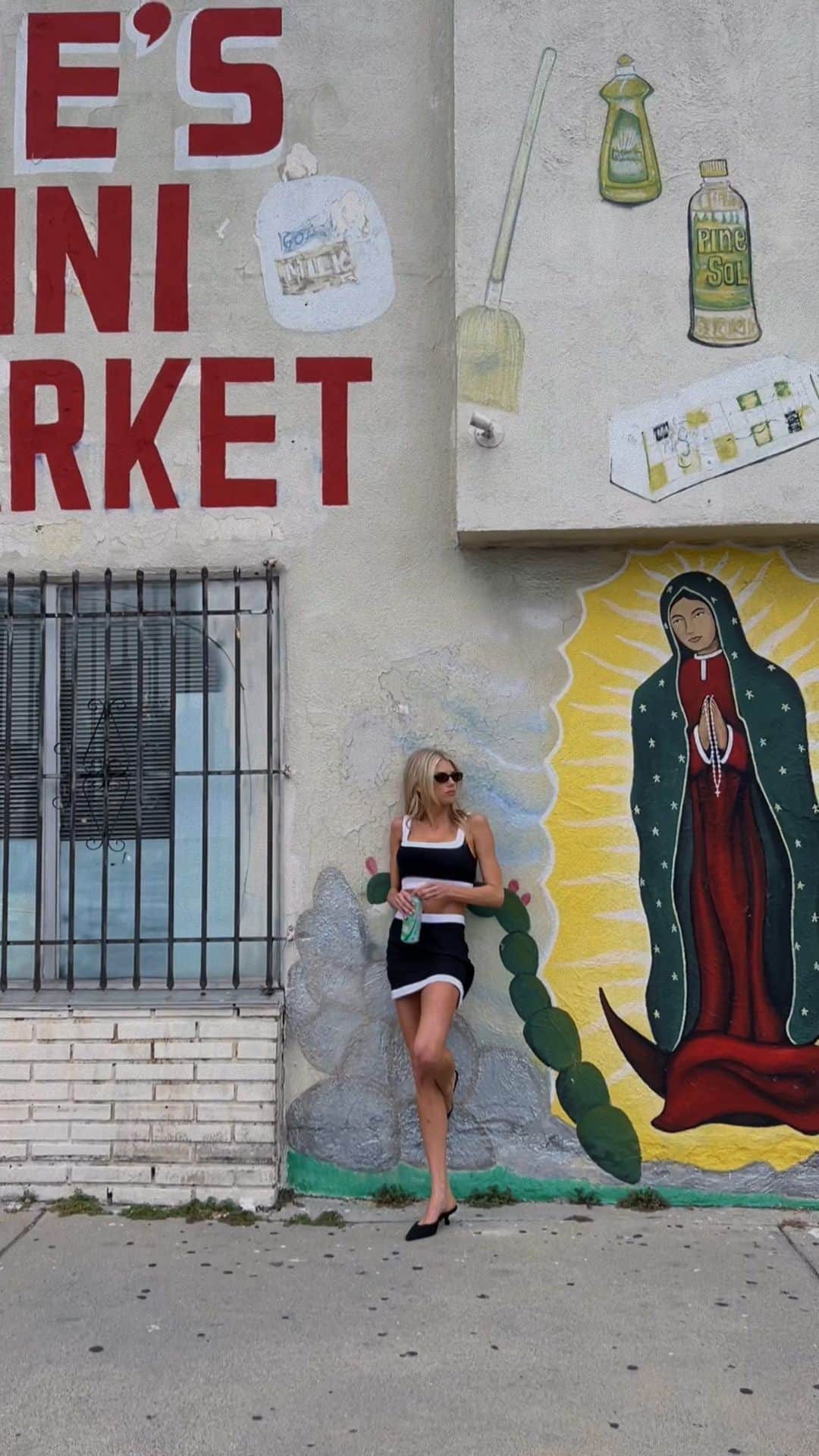 シャーロット・マッキニーのインスタグラム：「Patiently waiting for it to start feeling like summer in California ..」