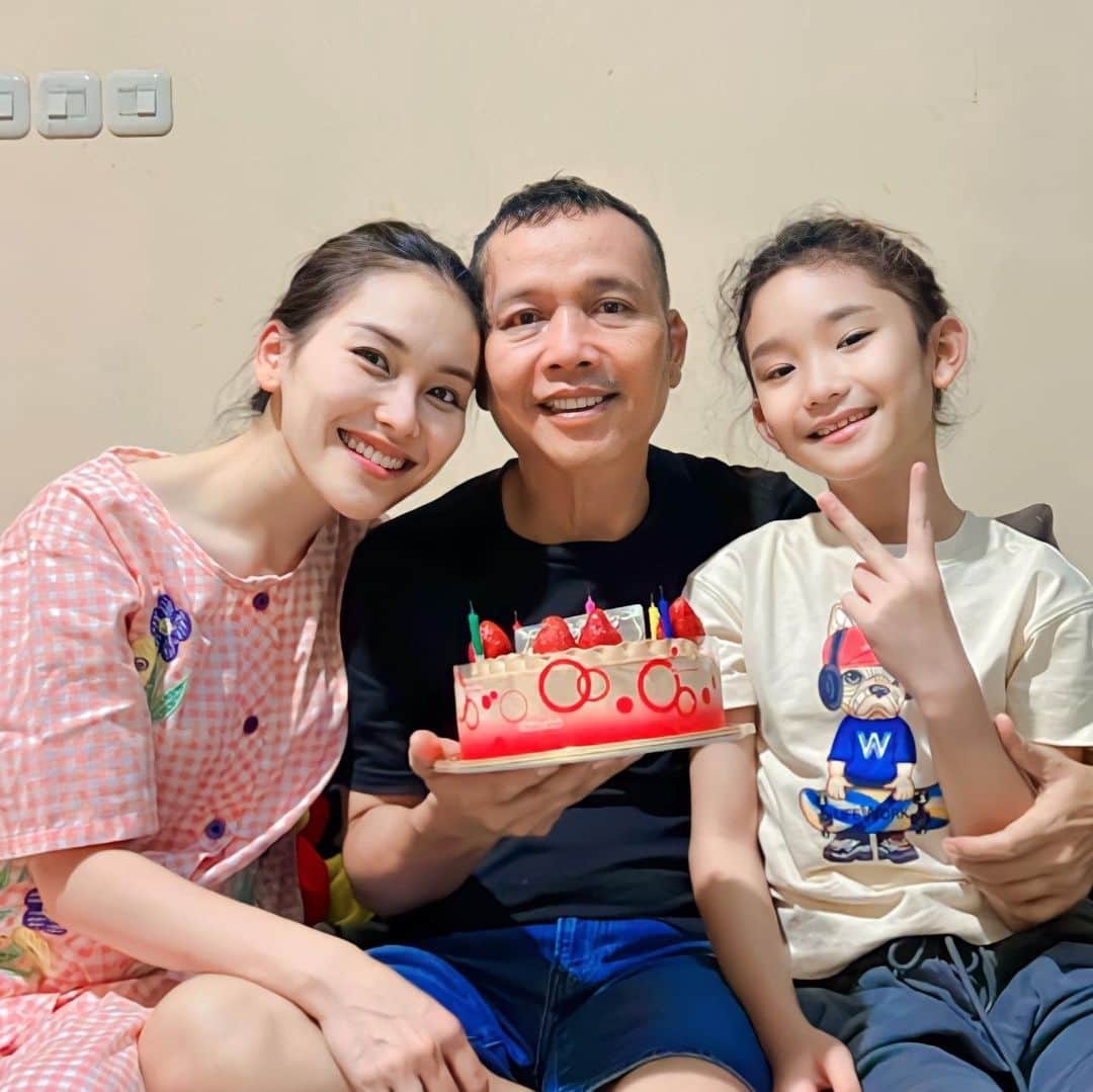 のインスタグラム：「Happy birthday ayah syg, semoga sehat trs, panjang umur, banyak rezeki, selalu jd ayah yg terbaik utk kita, selalu ada utk jagain kita, selalu sayang teteh, iqis, ibu, syifa n sumeh, bahagia trs pokoknya amin.....🙏🏻🥰🎂🎉🍻❤️ selalu doain yg terbaik utk ayah aminnnn.....smg apa yg ayah inginkan semua terkabul pastinya y amin......jgn cepet emosi mulu ya ayah syg hehhehe, dikerjain ama anaknya pindahan nangis trs hehhehe....luv u ayah syg muaahhh😘💃🥳💋😜」
