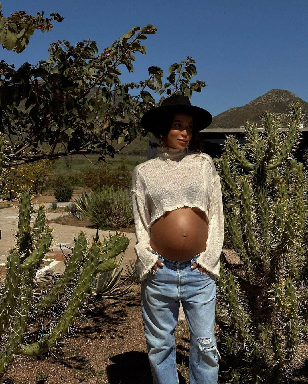 ジュリー・サリニャーナさんのインスタグラム写真 - (ジュリー・サリニャーナInstagram)「When the baby bump went to the desert. 🌵  Felt like I was pregnant for 2 months only and now baby is here! Time did fly! More baby bump photos I never got to post coming your way, hope you don’t mind! ☺️🫶🏽」6月3日 4時02分 - sincerelyjules