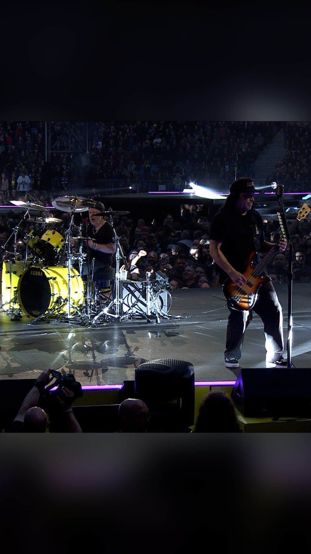 メタリカのインスタグラム：「“So tear me open but beware…” 🇩🇪 #M72Hamburg Night 1  Links to #M72 Tour Videos and Full Show Recordings in Bio.  #Metallica #M72 #MetOnTour」