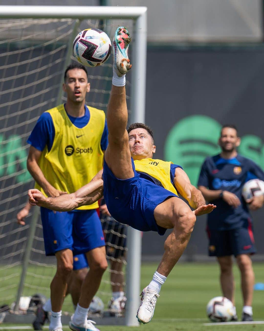 FCバルセロナさんのインスタグラム写真 - (FCバルセロナInstagram)「😎 Office vibes >>」6月3日 4時01分 - fcbarcelona