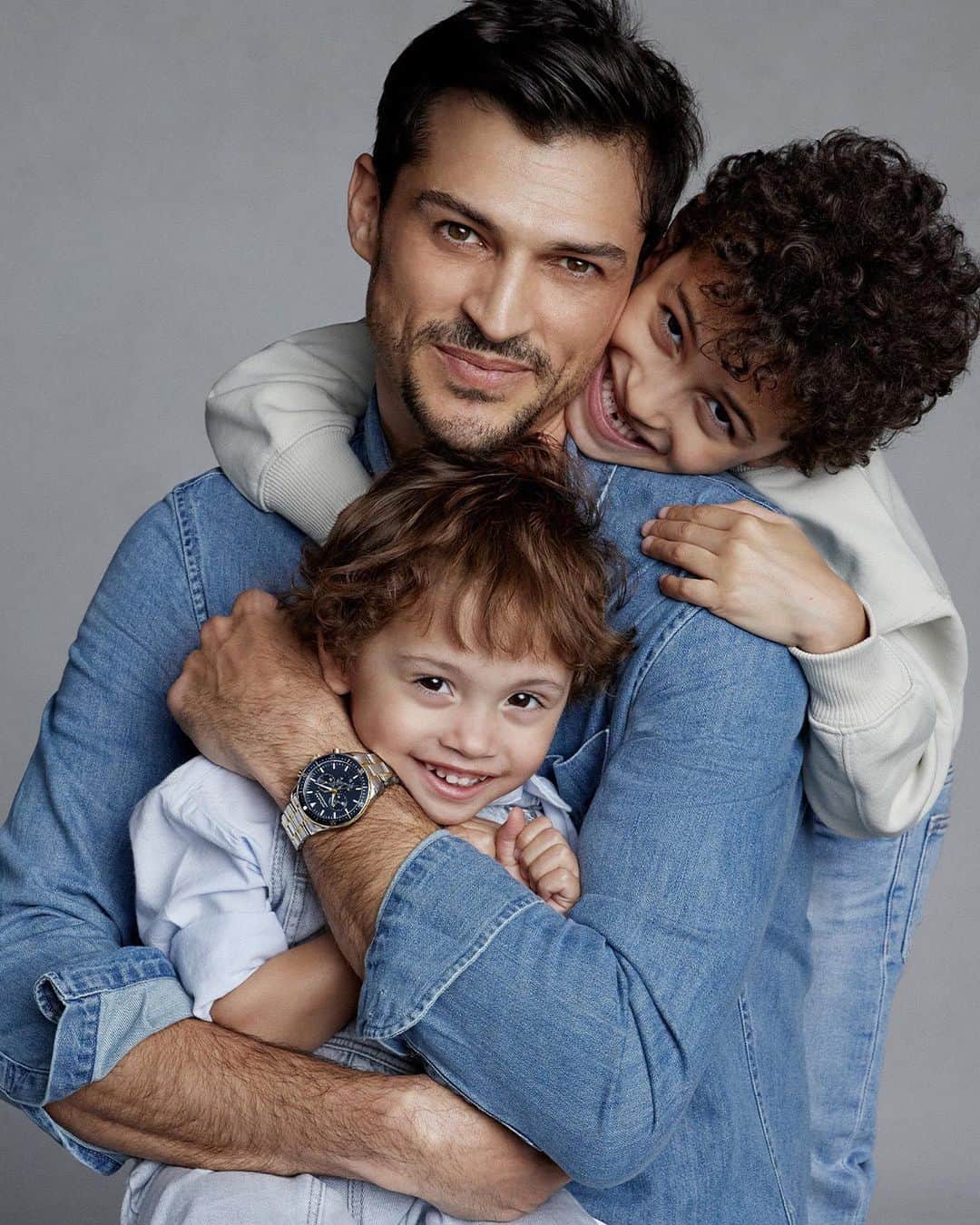モバードのインスタグラム：「The perfect gift for the coolest dad—our must-have #MovadoHeritage timepiece with a calendoplan chronograph and striking blue dial. Discover our entire Father’s Day gift guide on Movado.com.」
