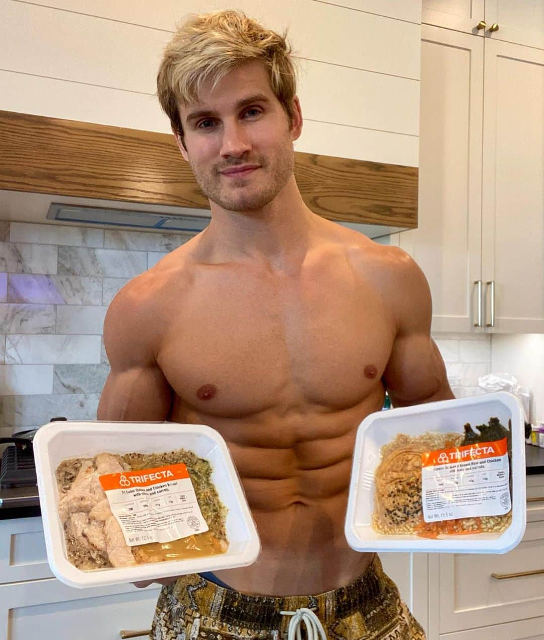 セージ・ノースカットのインスタグラム：「Just hopped out of the pool and about to heat up a good @trifecta lunch! Get yourself some chef crafted meals with the link in my bio」