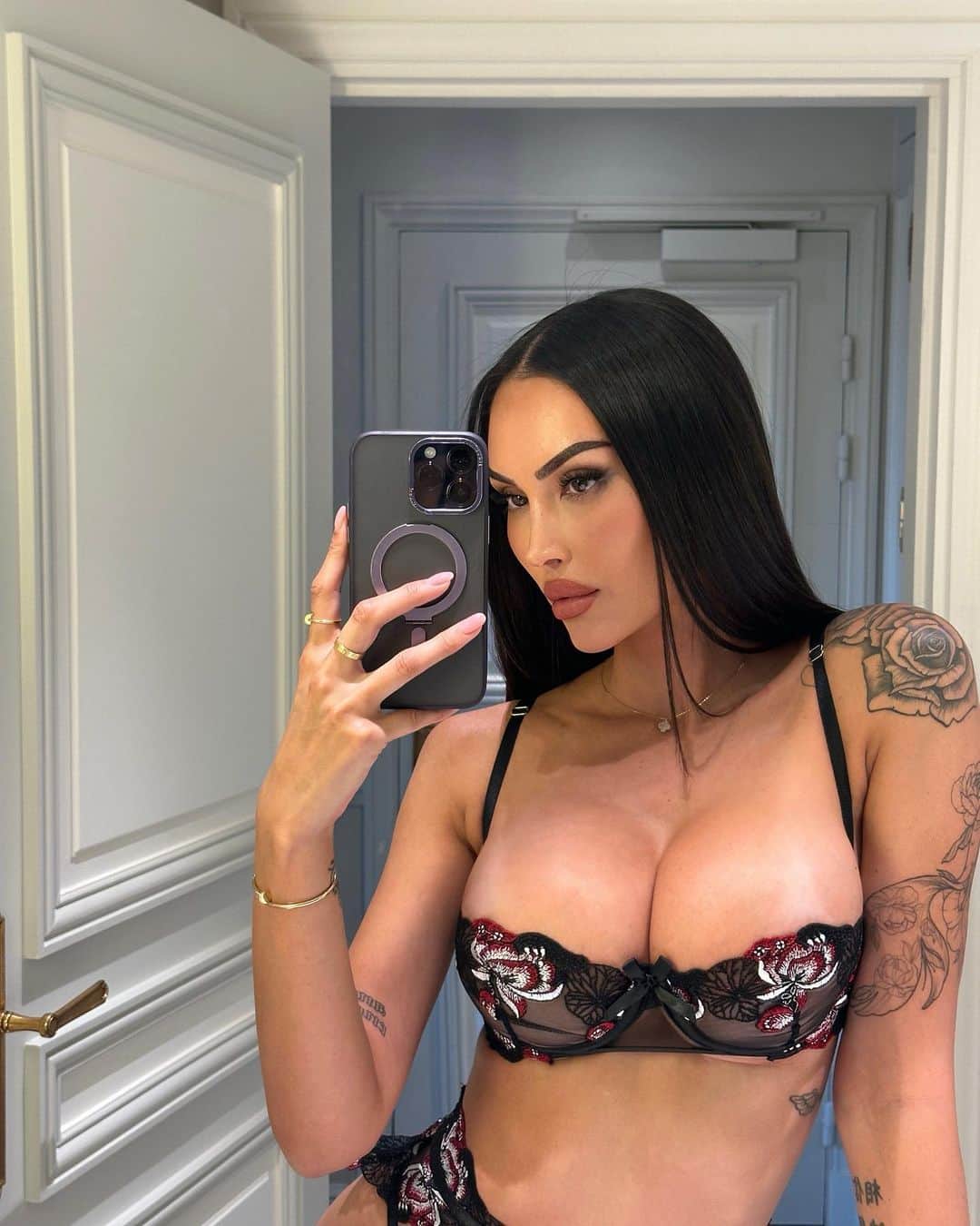 ANNELESE MILTONのインスタグラム：「From Paris with love 🇫🇷 @FashionNova」