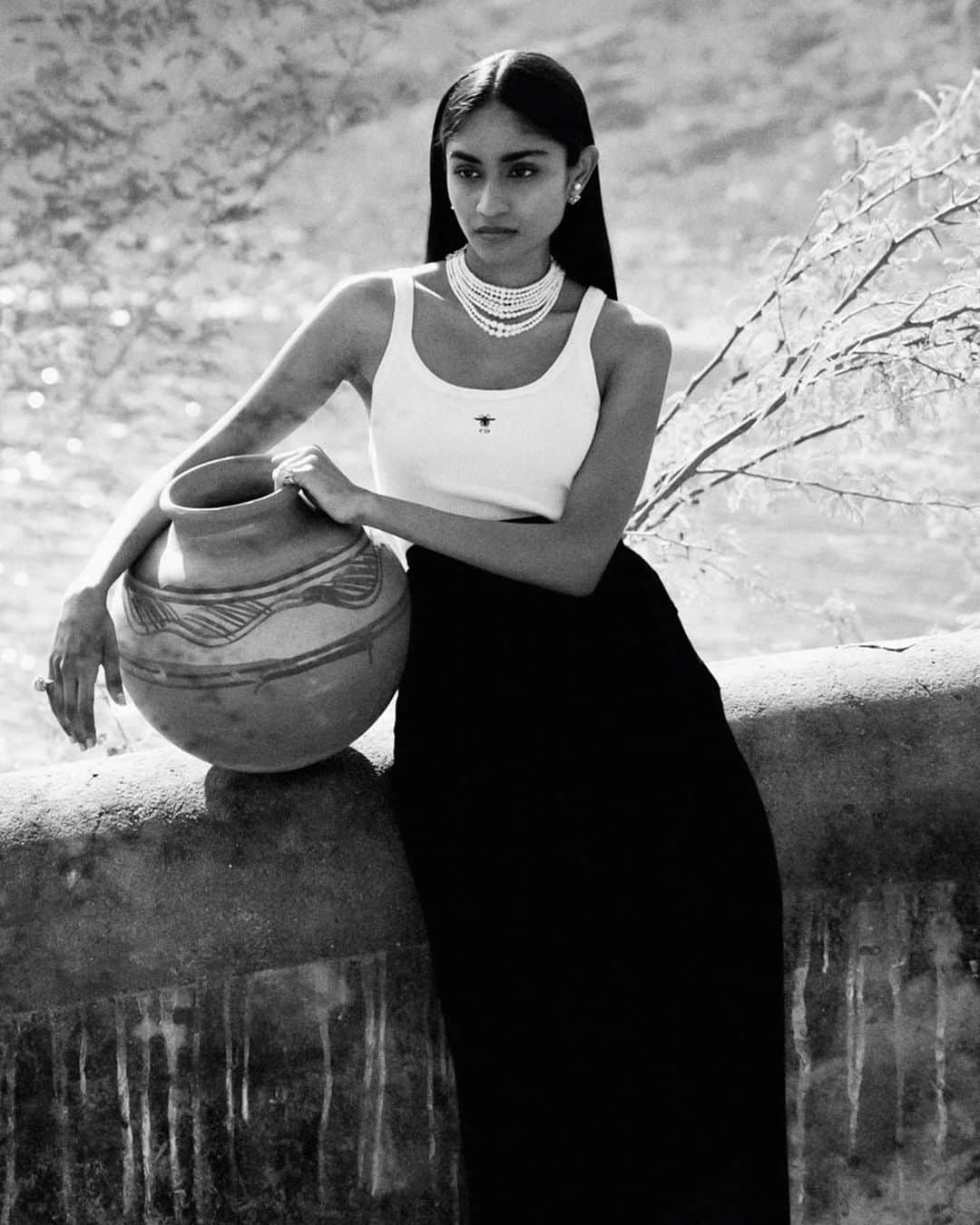 クリスチャンディオールさんのインスタグラム写真 - (クリスチャンディオールInstagram)「Inspired by the vocabulary of sophisticated traditional Indian dress, a series of #DiorFall23 looks by @MariaGraziaChiuri are artfully recaptured in this black and white shoot by @DeeptiAsthana for Issue 42 of #DiorMagazine. Swipe left to discover more about the collection, an ode to the splendours of India showcasing craftsmanship techniques from the country.  © Video: @FLPDiary」6月3日 4時09分 - dior