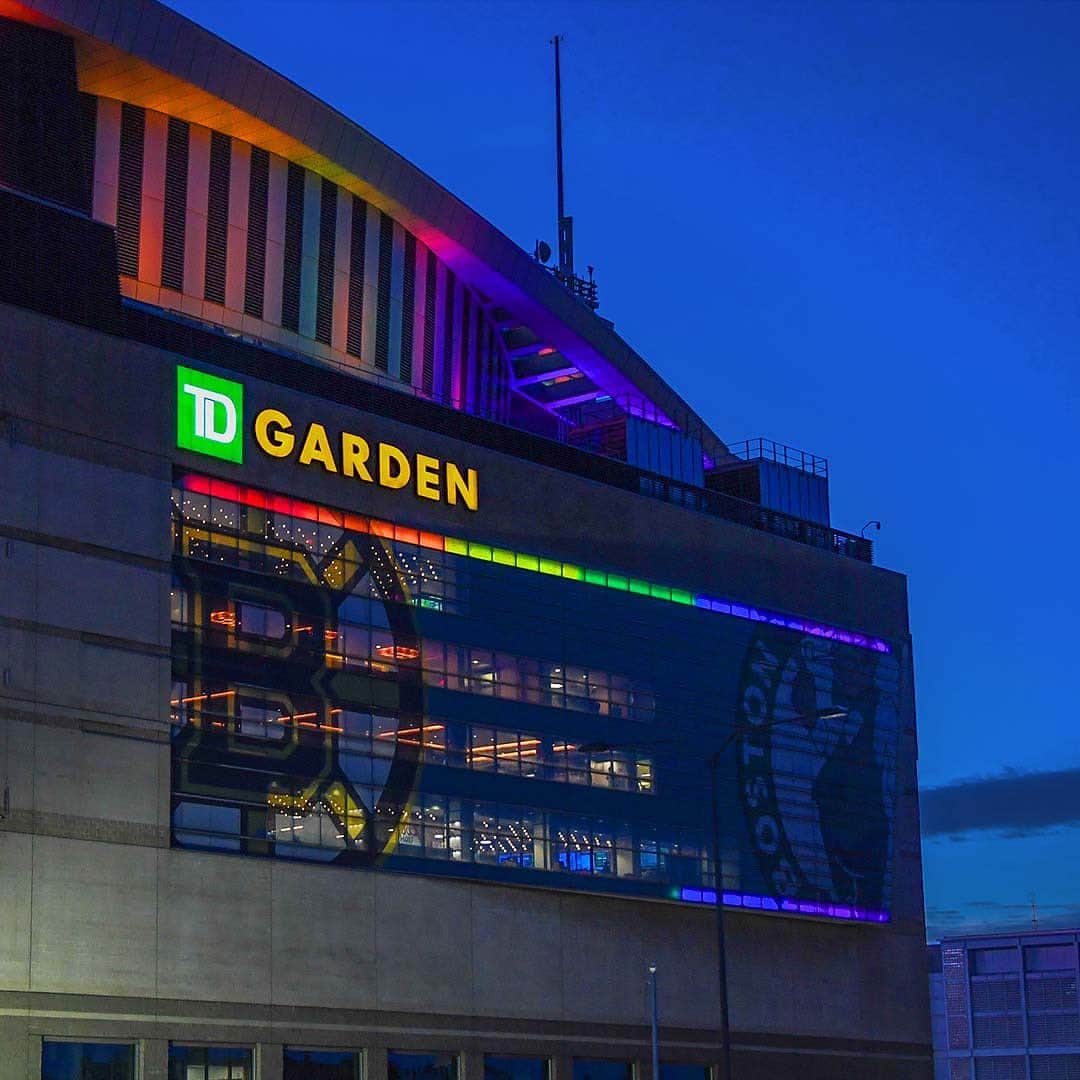 ボストン・セルティックスのインスタグラム：「The Boston Celtics and TD Bank are proud to celebrate Pride Month alongside the LGBTQ+ community and continue ongoing advocacy efforts. We encourage you to join us and uplift our LGBTQ+ friends as we work to create a safe and inclusive space for all.」