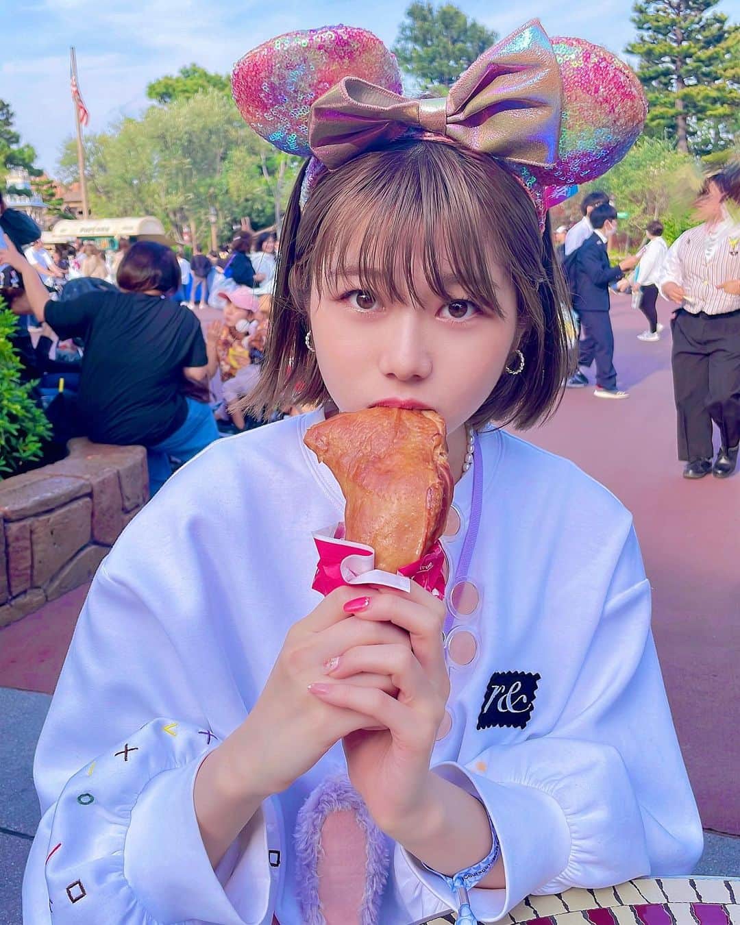 ゆーりのインスタグラム：「チキンしか勝たん！！🍗‪꙳ ⁡ ⁡ ⁡ ✨🏰🐭🖤 ⁡みんなはディズニー行ったら何食べる？😆 ⁡ ⁡ ⁡ ⁡ ⁡   #disneyland  #japan  #fashion  #hair  #makeup  #nails  #food  #delicious  #photooftheday  #holiday  #ootd  #instagram  #instagood  #fyp」