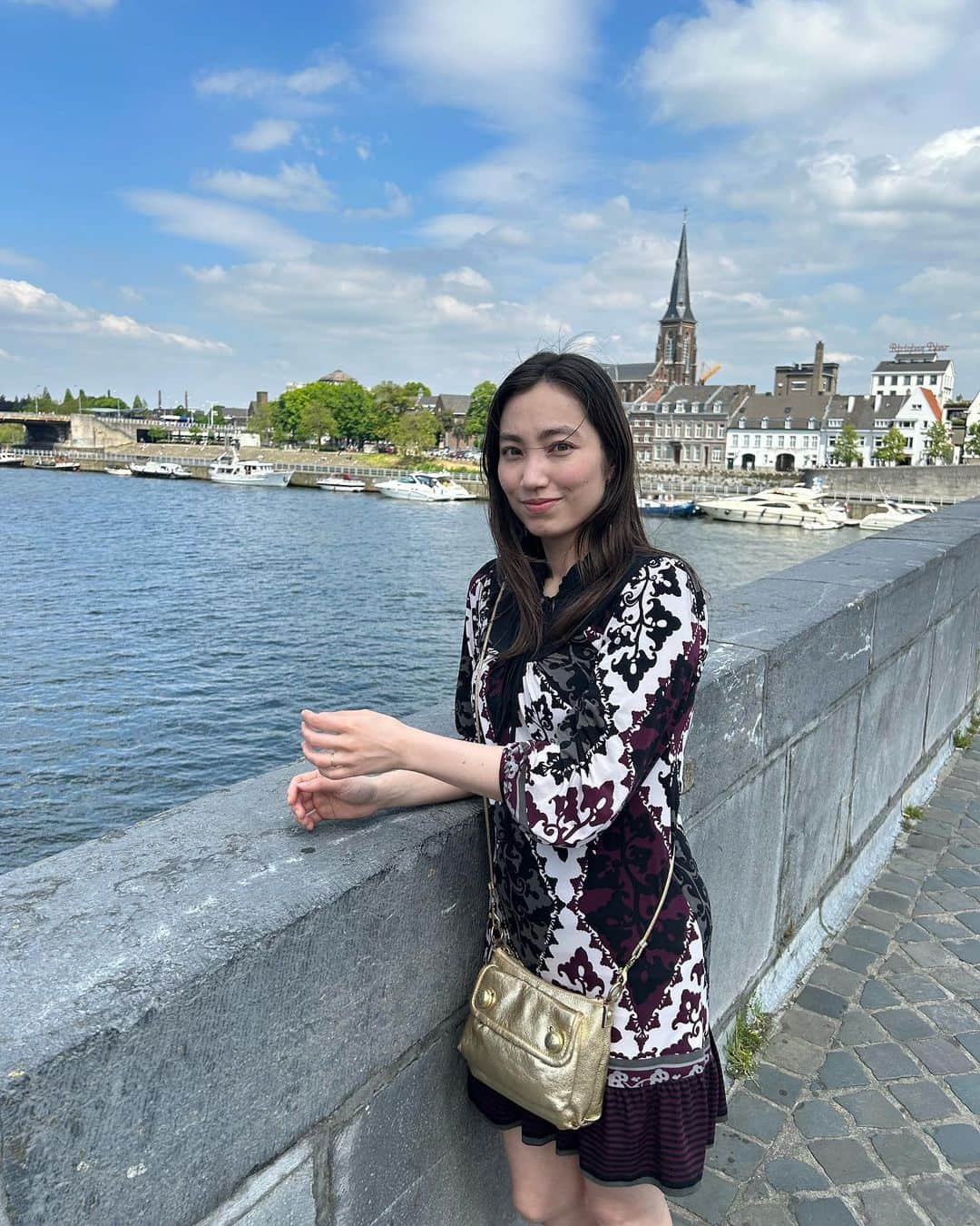 加藤ジーナのインスタグラム：「オランダに移住して４ヶ月経ちました！🌷✨  大体の物価も分かってきて 1人で電車に乗ってお出かけも できるようになりました！🦒💕  オランダは私が知る限りでは とても治安が良い安全な国です😉 マリファナが合法なので 危険な国って思ってる人もいるみたいだけど 合法だから逆に変に売ろうとする人とかいないし 夜に1人で歩いても大丈夫だし スリとかも聞いたことない🤔  痴漢も人種差別も 今のところ一度もないです😉 もちろん自分は外国人だってこと忘れないで 気をつけようと思ってます🙌  #ヨーロッパ生活 #オランダ移住 #ヨーロッパ移住 #オランダ生活 #ヨーロッパの街並み #海外移住 #海外移住女子 #今日のワンピース #今日のコーディネート #ワンピースコーデ」