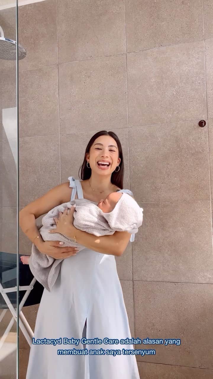 のインスタグラム：「As a parent, nothing else is more important to me than the health and well-being of my little ones. I always make sure to take extra precautions and give them the proper care they deserve, especially when it comes to their delicate skin. After all, a happy and healthy baby means a happy and healthy family.  But it’s not just about taking care of our own children. As members of society, we can all contribute to the positive growth and development of those around us. Simple gestures like a smile or a kind word can make a big difference in someone’s day, and ultimately, in the world we live in.  That’s why I choose Lactacyd Baby Gentle Care for Kiro. With natural ingredients like Lactoserum and Lactic Acid, it not only prevents bacteria but also soothes any skin irritation. It’s perfect for sensitive skin, too.  Want to spread some positivity and win amazing prizes at the same time? Join the Lactacyd Baby Star activities and make a difference with a smile! Follow @lactacydbabyid on Instagram for more information on how you can participate.  #LactacydBabyStar #SmileForGood」
