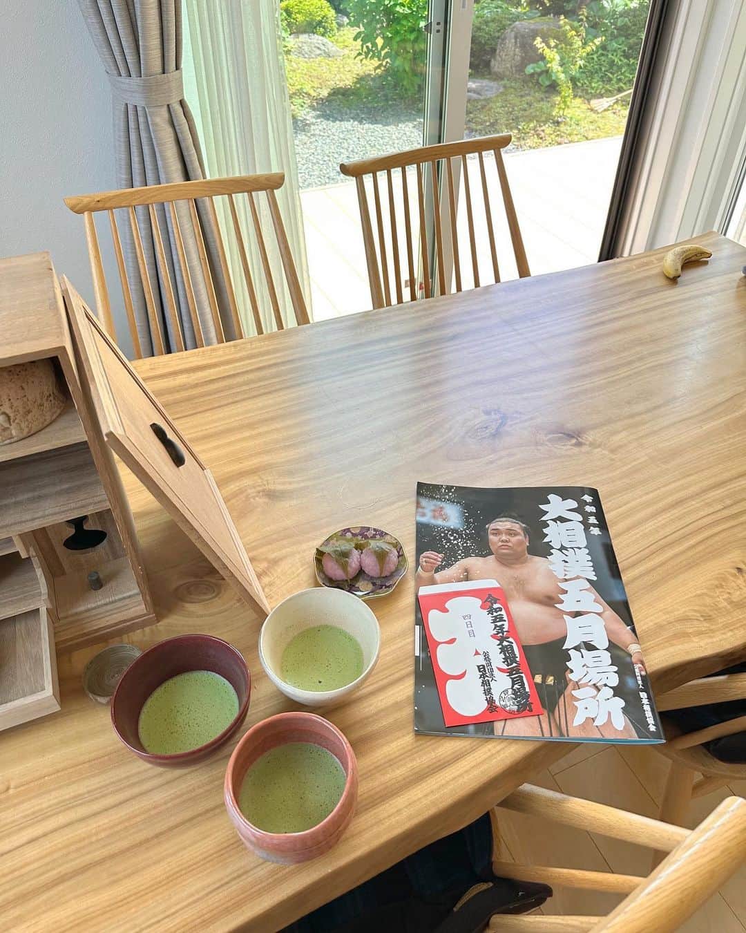 山根千佳のインスタグラム：「. . 祖父が趣味の抹茶を点ててくれました🍵  五月場所が終わり絶賛すもロス中ですが、 祖父母とお相撲トーク出来て楽しかった☺️  小さい頃から抹茶と和菓子の 組み合わせ大好きです🧸♡  明日はTSK18:00〜 「SOUP」生放送です💐 ロバート馬場さんと生放送頑張ります🏃‍♂️ . . #抹茶 #抹茶を点てる #山根千佳」