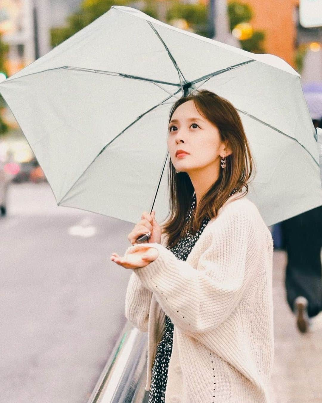 かとう唯さんのインスタグラム写真 - (かとう唯Instagram)「雨よ、止んでくレイン☔️  #大雨 #台風 #みんなも気をつけてね #大雨警報 #早めに帰宅　#傘　#傘飛ばされそう　#強風　#原宿　#ラスト撮影会 #折りたたみ傘」6月2日 19時29分 - yuimscl0630