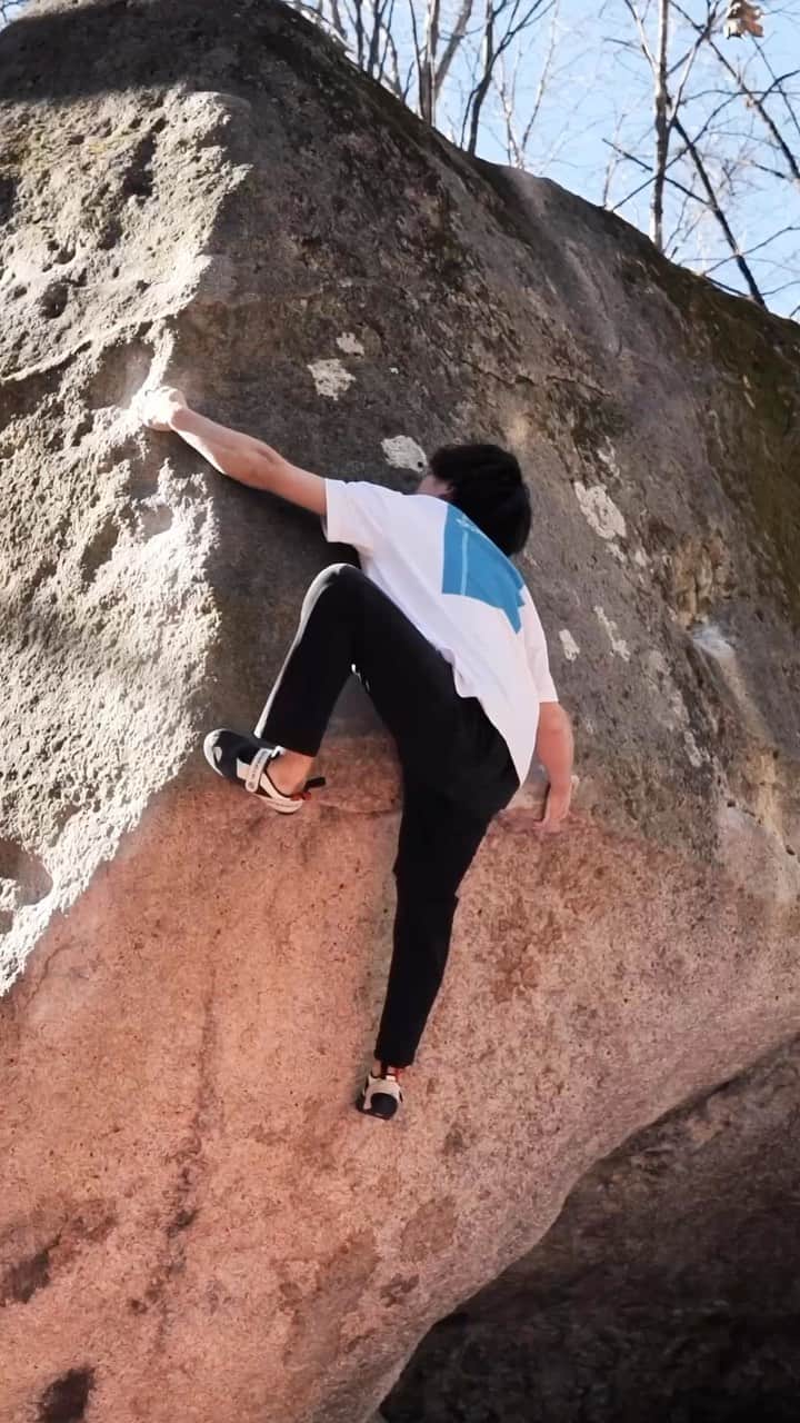 村井隆一のインスタグラム：「@carlossainz55 ain’t got nothing on @ryu____1 😉 . In 2 days so much can happen… we unveil a new @unparallelup shoe and see @ryu____1 in action 🥷💪 . #climbing #rockclimbing #bouldering #japanbouldering #sportclimbing #f1jokes」