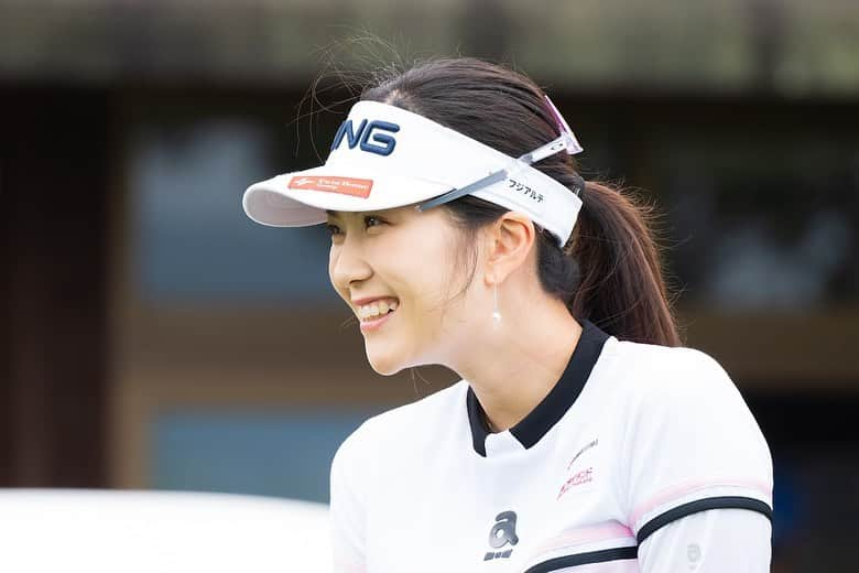 松原果音のインスタグラム：「先日行われた企業対抗ライジングレディースカップ⛳️ とても笑顔の写真撮っていただきました✨ . 前半後半と競技形式がかわり、結果は残念だったけど、4人で力を合わせてとっても楽しくゴルフさせていただきました✨ . 予選が２日に分けて行われ、各日優勝チームの2チームでテレビ放送も行われるそうです☺️ . #ゴルフ#ゴルフスイング#心斎橋ゴルフスタジオ#ゴルフタイランド#ライジングレディースゴルフ」