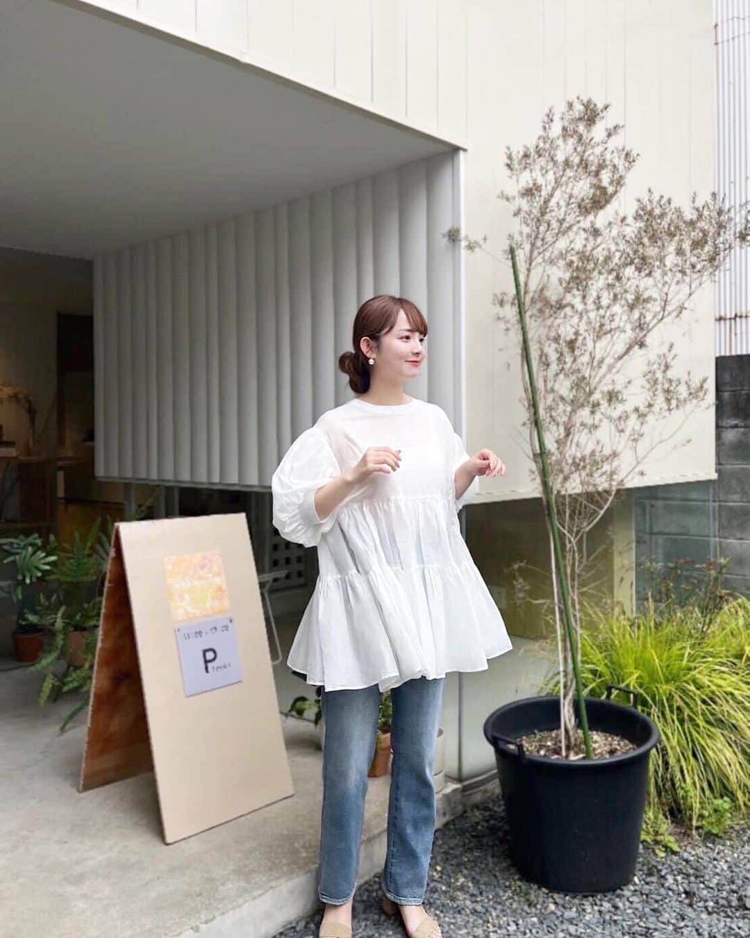 横山紗弓のインスタグラム：「@classicalelf_official  3wayで着こなし可能✨ トップスとしても羽織りでも楽しめます。 三段のティアードがふんわり可愛いくないですか？ シアー素材のゆったりシルエットで 暑い日でも涼しく着れそう🍃 156cm / off-white / M #クラシカルエルフ #classicalelf #エルフコーデ #タイアップ #uniqlo #gu #zara #ユニクロ #ジーユー #ザラ #zozo #zozotown #zozo購入品 #zozotown購入品 #シアーブラウス #プルオーバー  #ティアード #夏服 #初夏コーデ #夏服コーデ」