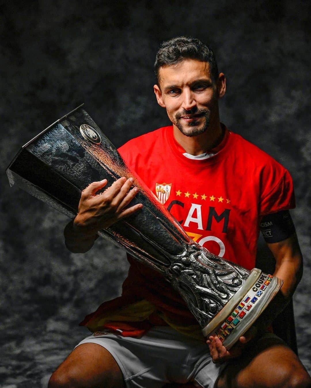 セビージャFCのインスタグラム：「🇪🇸 ¡Felicidades por tu regreso a la @sefutbol! ❤️  #WeareSevilla #NuncaTeRindas #españa #nationsleague #sevillafc #sevilla」