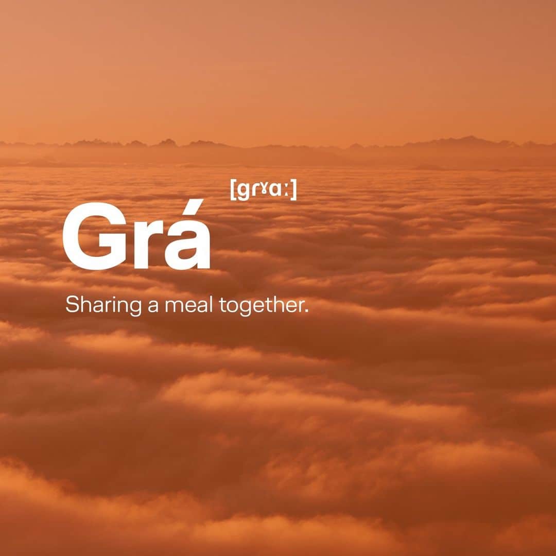 のインスタグラム：「Grá 🧡 Sharing a meal together.  #Lufthansa #LoveDictionary #LoveIsLove」