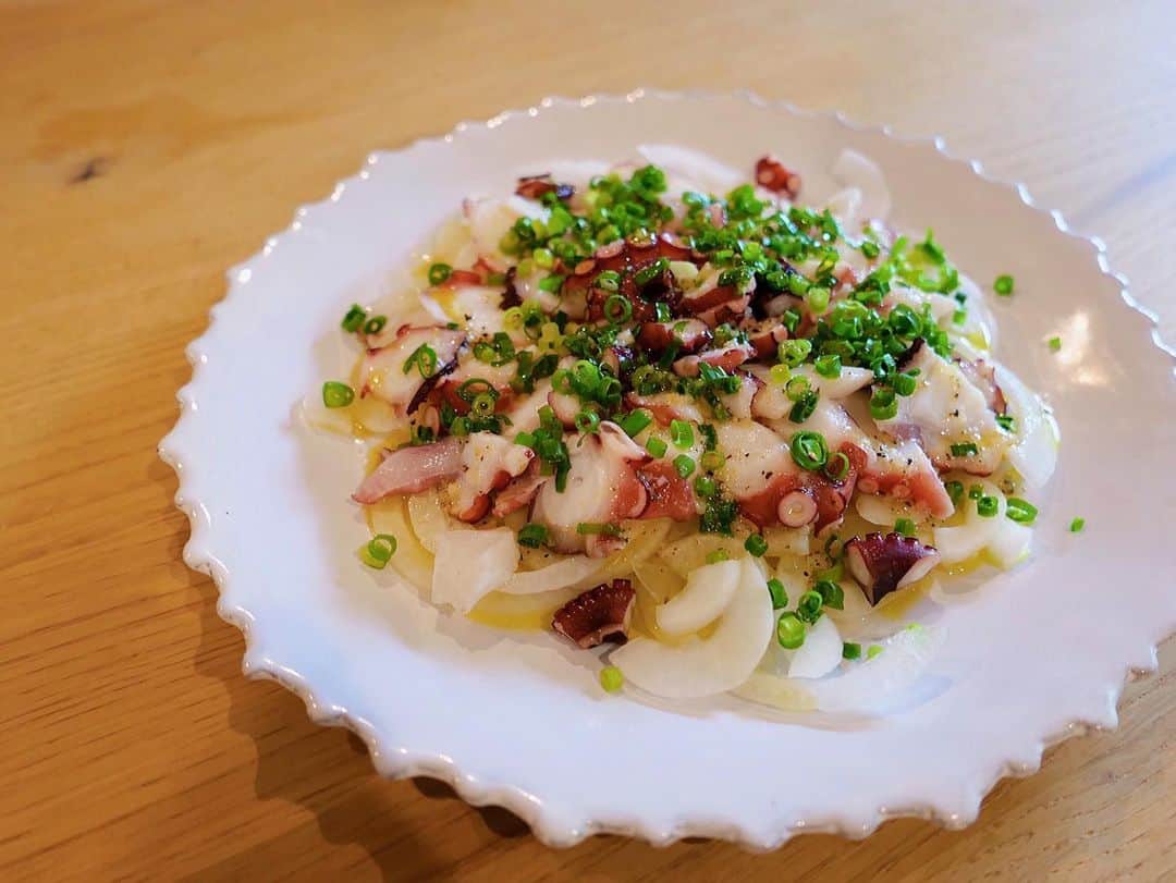 滝沢カレンのインスタグラム：「大好きタコの大好きな玉ねぎとの交流カルパッチョです🫠 タコと目が合うとこればかり作ろうと作戦を伺いっちゃいます🫣  タコの力なしなうすべった食感に気合い十分にやってくる潔い突っ張りがほんとうになんとも言えない交流会になります。🐙🧅  そこにふりかかるオリオイと、 彩り豊か用に招かれた小ネギ団体は大人しくこの交流の橋渡しをしてくれます。  これによって今日も成功に変わるなら、 何回でも巡り合わせに行きたいです✨」