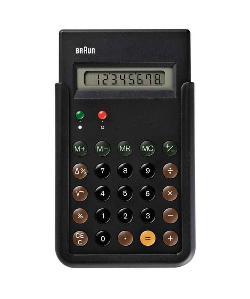 BEAMS ZAKKAのインスタグラム：「. BRAUN / BNE001 Calculator 電卓 ¥6,600 （税込）  〈BRAUN(ブラウン)〉の製品を数多くデザインした、ディーター・ラムスとディートリッヒ・ルブス。1987年発表の名作電卓「ET66」の復刻モデル、「BNE001」です。直感的な操作ができるよう、ボタンを配色仕様に。スライド式のケースが付いており、持ち運ぶ際は表面をカバー、背面にセットすれば装着したまま操作できます。アップル社のジョナサン・アイブもこの電卓に魅了された一人。iPhoneの電卓アプリに〈BRAUN〉のデザインを採用したことは、様々なメディアで語られています。誕生から40年以上経った今でも新鮮に感じられるのは、"機能主義"を貫いた完成度の高いデザインだからこそ。「簡素で邪魔にならない実用的な機器」という哲学を落とし込んだ、ミニマルなプロダクトです。  #braun #bprbeams # beams」