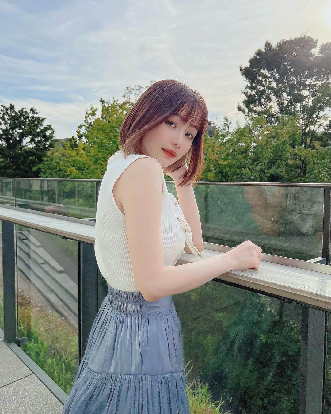 のインスタグラム：「リタッチとカットでメンテナンスしてもらってきました💇🏻‍♀️✨  ＼Thanks...♡ ／ ✂︎：@trmryt (もはや美容師の先にいる人) 📷：@y_oyasumi_ (多分どこかの王室で人を心地良くするスキル学んできた人)  いつも新しい美の知識が置いてあって勉強になるんだけど、今回は何やら酵素ドリンクが並んでてテイスティングさせてくれた🍷美味しかった〜！  しかもストーリーズに載せたらこの酵素本当に良いやつですよってフォロワーさんからもたくさん教えてもらったので限定品のベリー×さくらんぼ味注文してもらってきた！初酵素デビュー楽しみ楽しみ😋 30代半ば、そろそろ体に入れるもん気をつけていかんと可愛いおばあちゃんになれないからね‪୧(･̆‸･̆)و"‬ 背中押してくれたみんなありがとう🫶🏻  #ボブヘア #メンテナンス #美容室 #NEHAN」