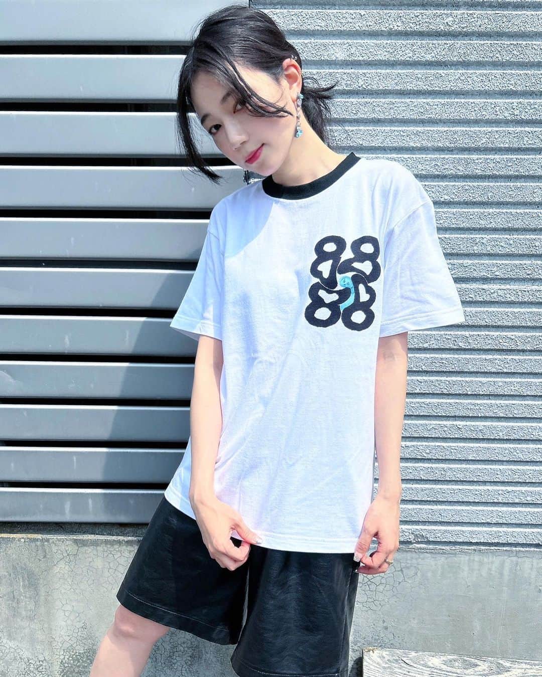 高田志織のインスタグラム：「NaAst 8周年TシャツのOnline限定カラーです🐼 首元のリブがブラックに切り替わっています★  💎 -2023002CT-/White×Black ※Online限定カラー M size 着用 （@naast_official）  #NaAst#ハンドメイド#handmade#アクセサリー#Tシャツ#accessory#tshirt」